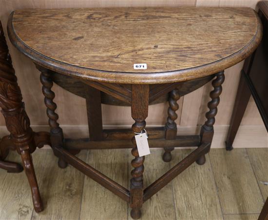 An oak barley twist drop leaf table, W.82cm